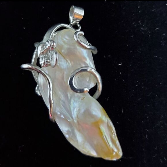 18 Karat White Gold Plated Mother of Pearl Pendant - Picture 1 of 4